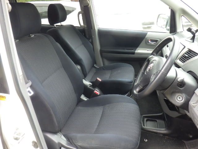 TOYOTA Voxy thumbnail 25