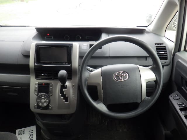 TOYOTA Voxy thumbnail 32