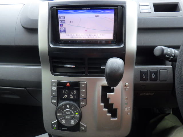 TOYOTA Voxy thumbnail 36