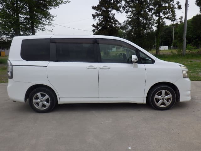 TOYOTA Voxy thumbnail 8