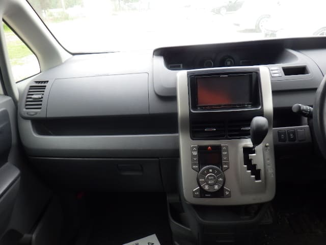 TOYOTA Voxy thumbnail 33