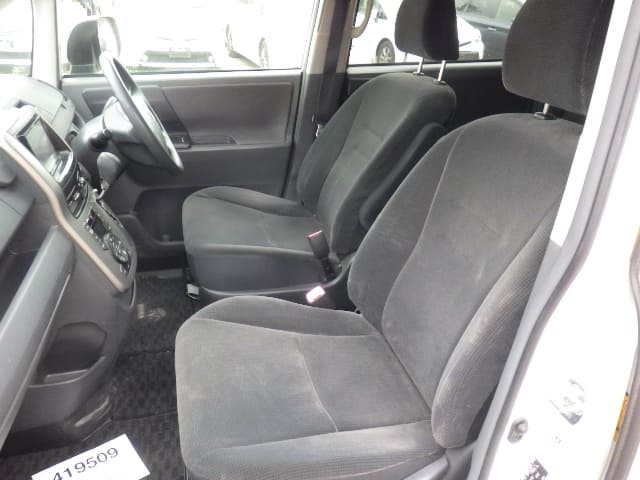TOYOTA Voxy thumbnail 26