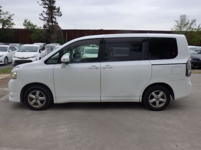 TOYOTA Voxy thumbnail 7