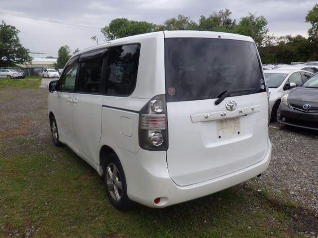 TOYOTA Voxy thumbnail 4