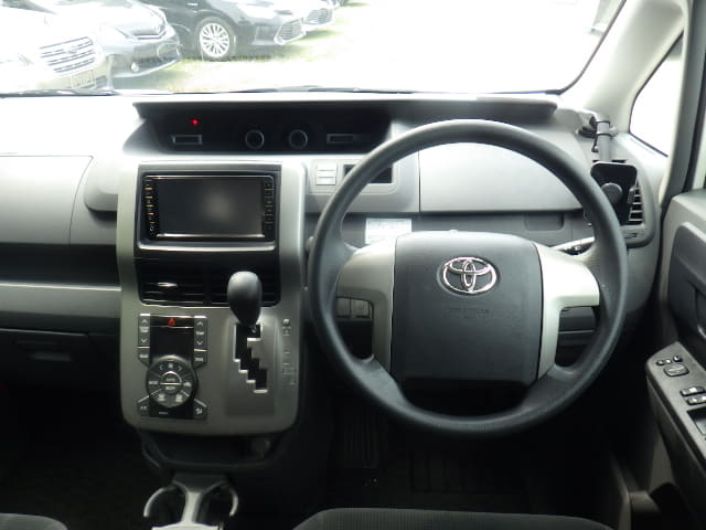 TOYOTA Voxy thumbnail 32