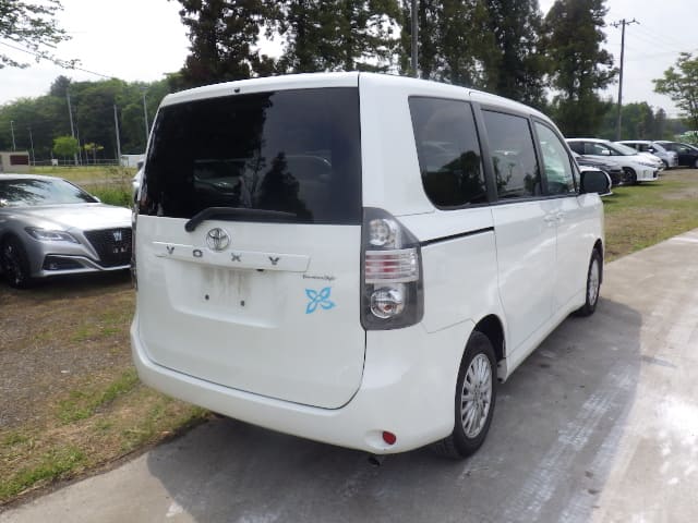TOYOTA Voxy thumbnail 5