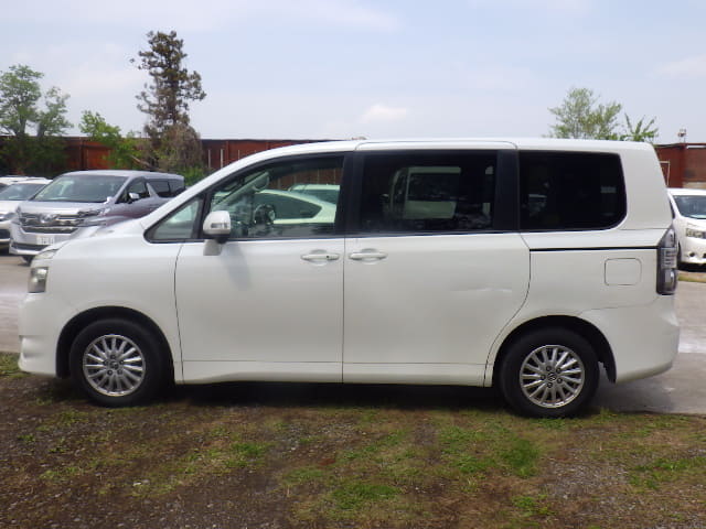 TOYOTA Voxy thumbnail 2