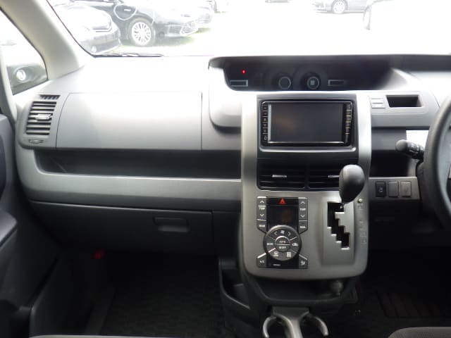 TOYOTA Voxy thumbnail 33