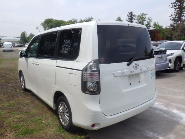 TOYOTA Voxy thumbnail 3