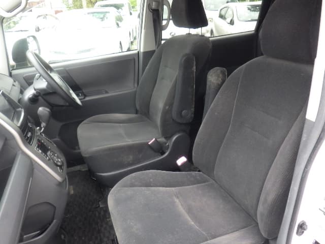 TOYOTA Voxy thumbnail 26