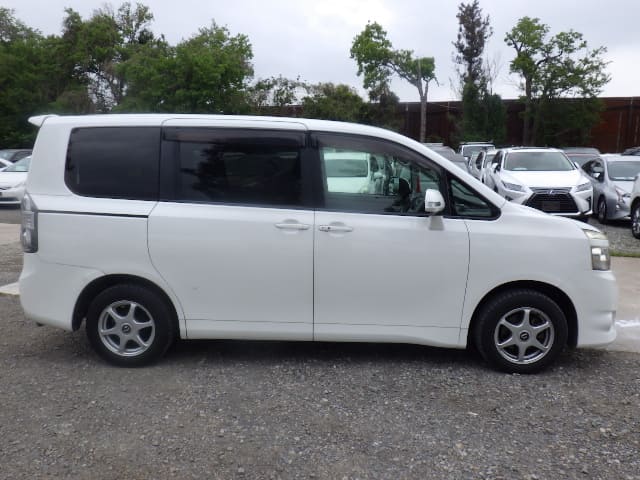 TOYOTA Voxy thumbnail 6
