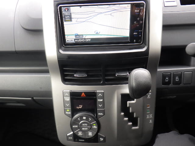 TOYOTA Voxy thumbnail 37
