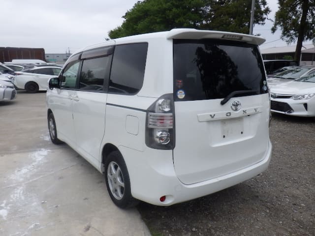TOYOTA Voxy thumbnail 3