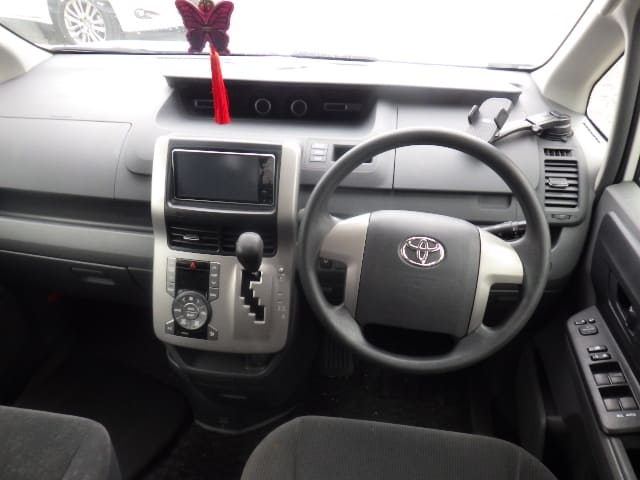 TOYOTA Voxy thumbnail 32