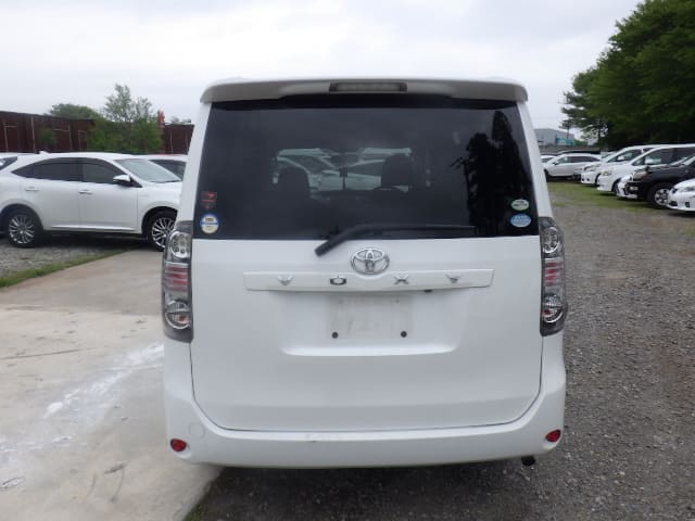 TOYOTA Voxy thumbnail 4