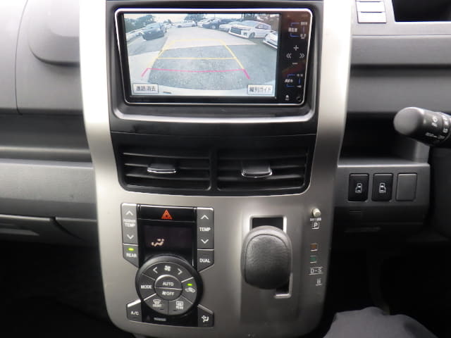 TOYOTA Voxy thumbnail 38