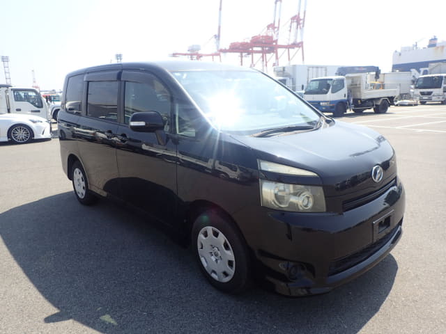 TOYOTA Voxy thumbnail 7