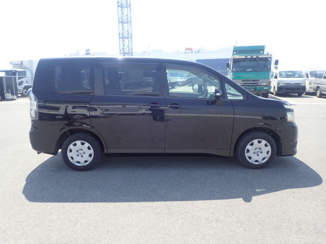 TOYOTA Voxy thumbnail 6