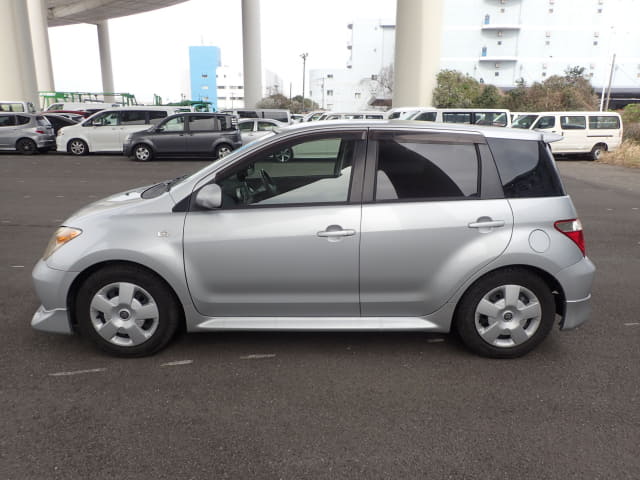 2005 TOYOTA IST
