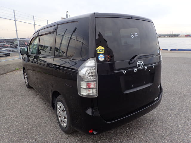 2011 TOYOTA Voxy