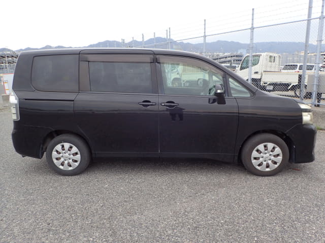 2011 TOYOTA Voxy