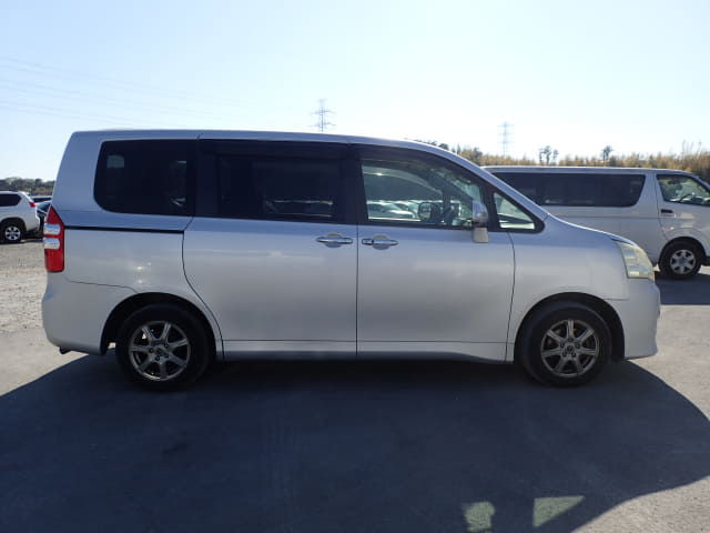 2011 TOYOTA Noah