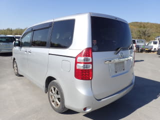 2011 TOYOTA Noah