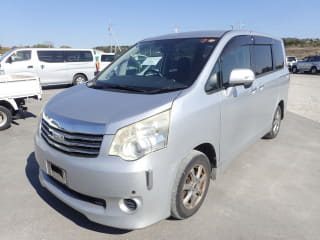 2011 TOYOTA Noah