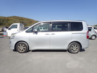 2011 TOYOTA Noah