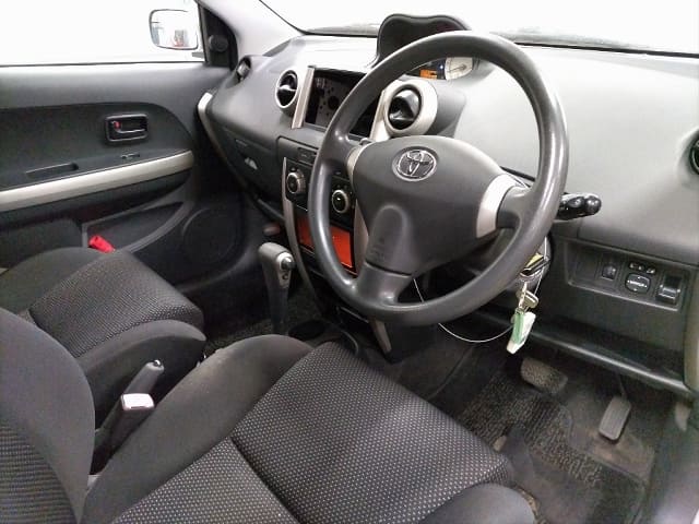 2004 TOYOTA IST