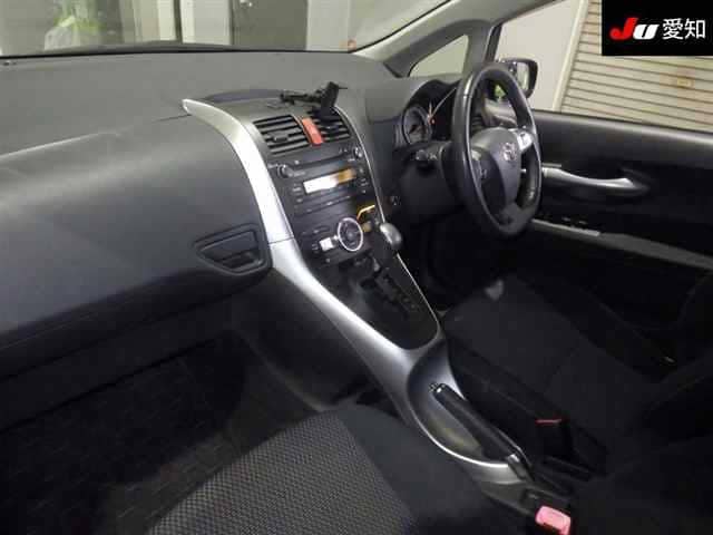 2010 TOYOTA Auris
