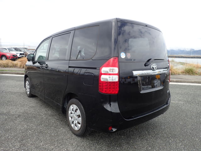 TOYOTA Noah thumbnail 3