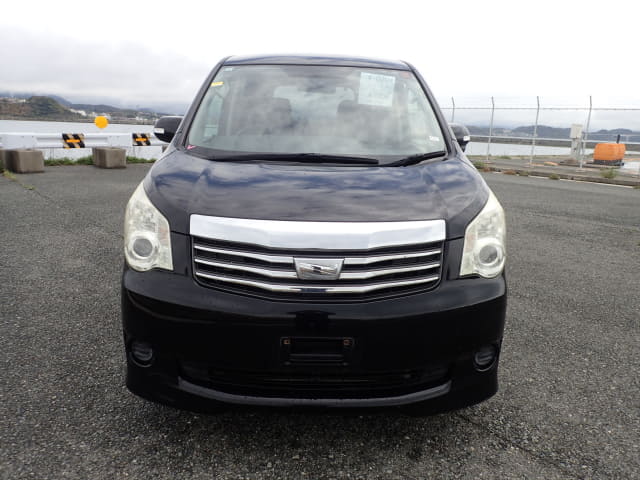 TOYOTA Noah thumbnail 8