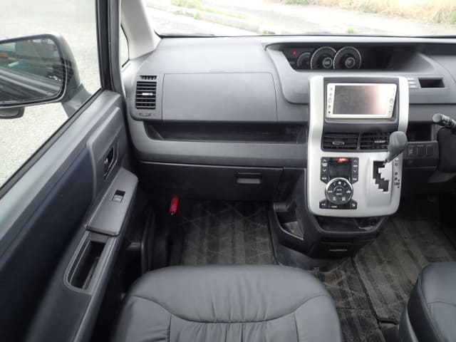 TOYOTA Noah thumbnail 33