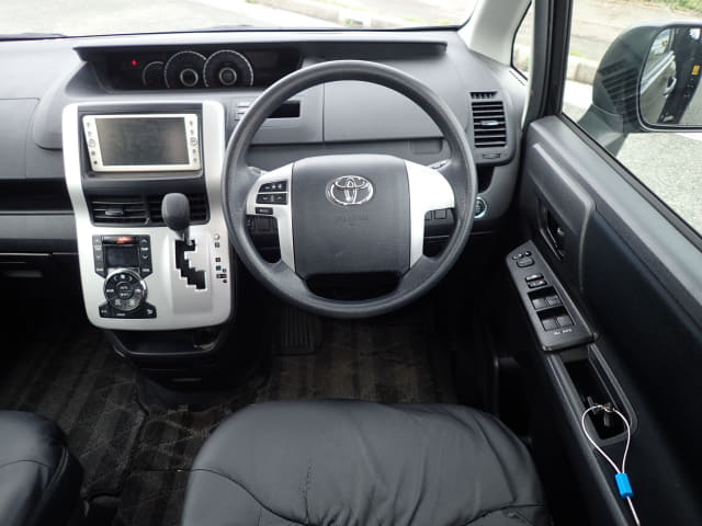 TOYOTA Noah thumbnail 32