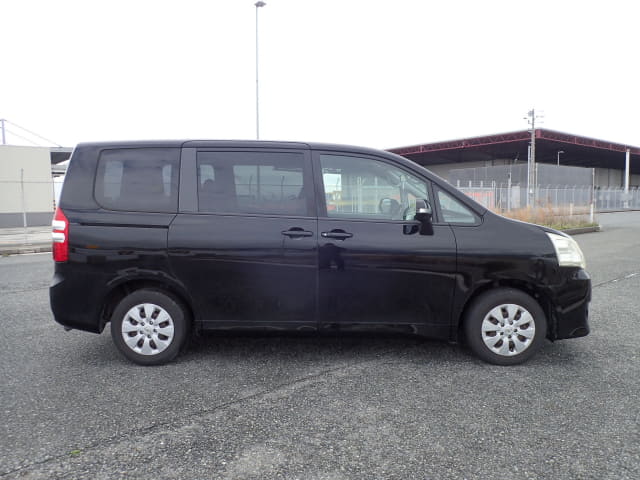 TOYOTA Noah thumbnail 6