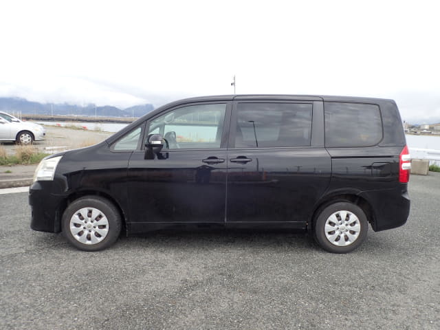 TOYOTA Noah thumbnail 2