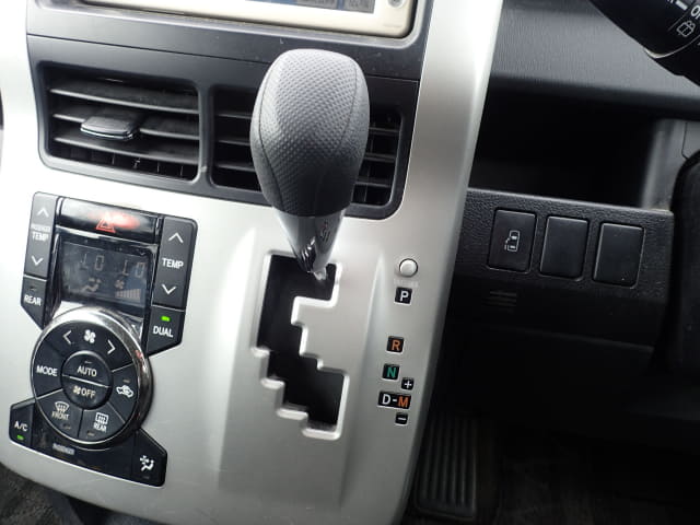TOYOTA Noah thumbnail 36