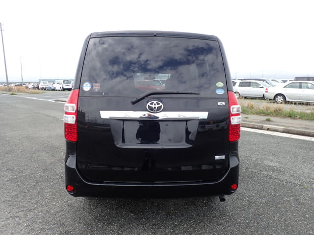 TOYOTA Noah thumbnail 4