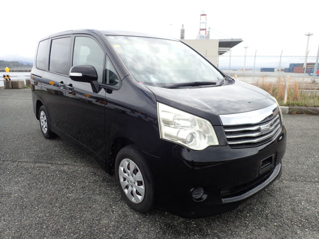 TOYOTA Noah thumbnail 7