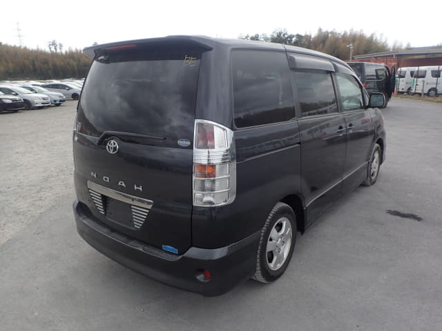 TOYOTA Noah thumbnail 5