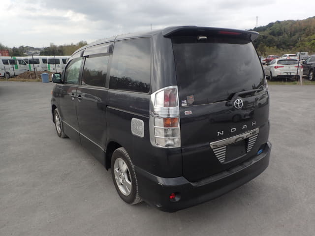 TOYOTA Noah thumbnail 3