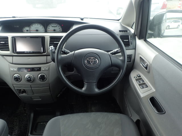 TOYOTA Noah thumbnail 32