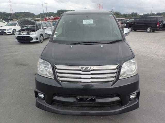 TOYOTA Noah thumbnail 8