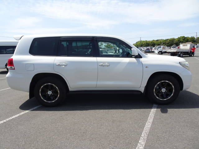 TOYOTA Land Cruiser thumbnail 6