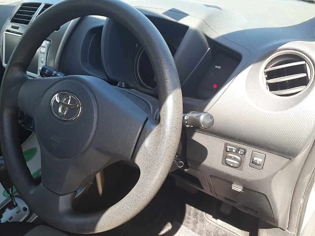 TOYOTA IST thumbnail 3