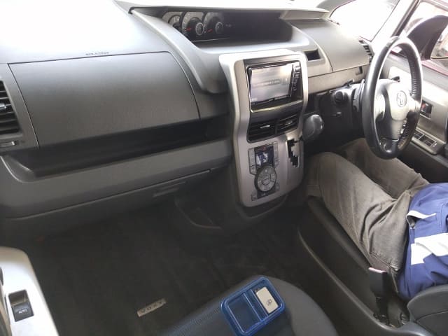 TOYOTA Voxy thumbnail 3