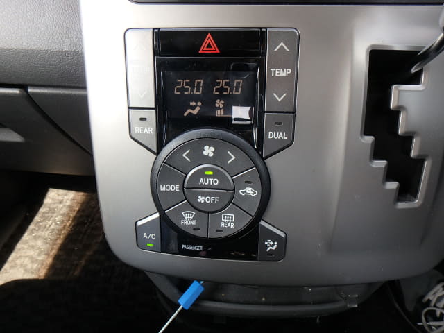 TOYOTA Voxy thumbnail 37