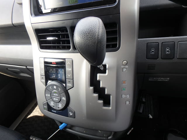 TOYOTA Voxy thumbnail 38