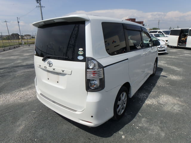 TOYOTA Voxy thumbnail 5
